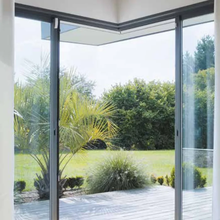Galandage d'angle fermé donnant sur un jardin et une terrasse en bois