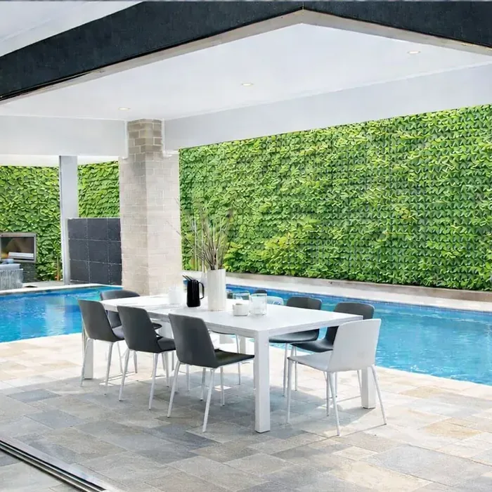 Galandage d'angle ouvert sur une piscine et un mur végétalisé