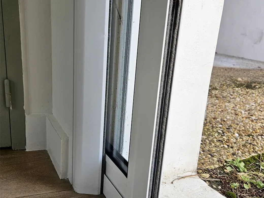 Vantail de galandage rangé dans son mur, vu depuis l'extérieur