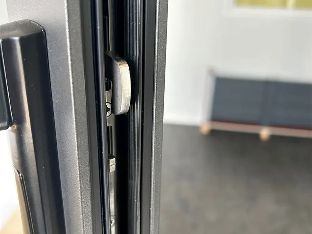Crémone encastrée Secure Plus sur un montant de galandage d'angle