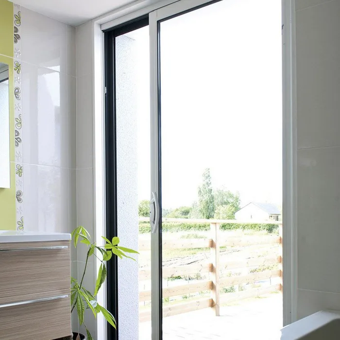 Galandage 1 vantail blanc et noir ouvert depuis un séjour sur une terrasse en bois