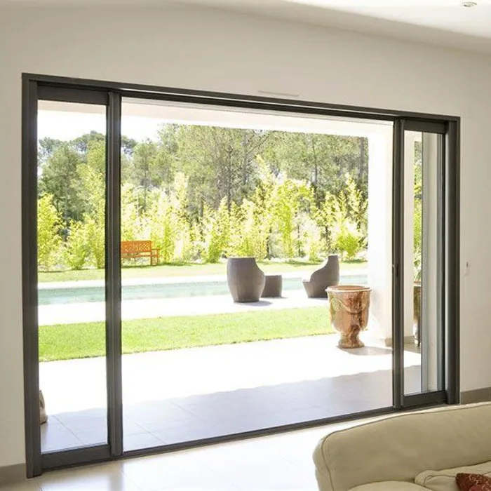 Galandage 2 vantaux anthracite ouvert depuis un séjour sur un jardin et une piscine