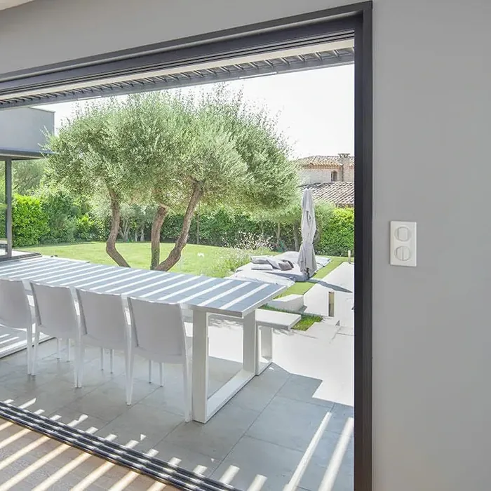 Galandage 2 vantaux vu de l'intérieur, ouvert sur une terrasse et une table de jardin