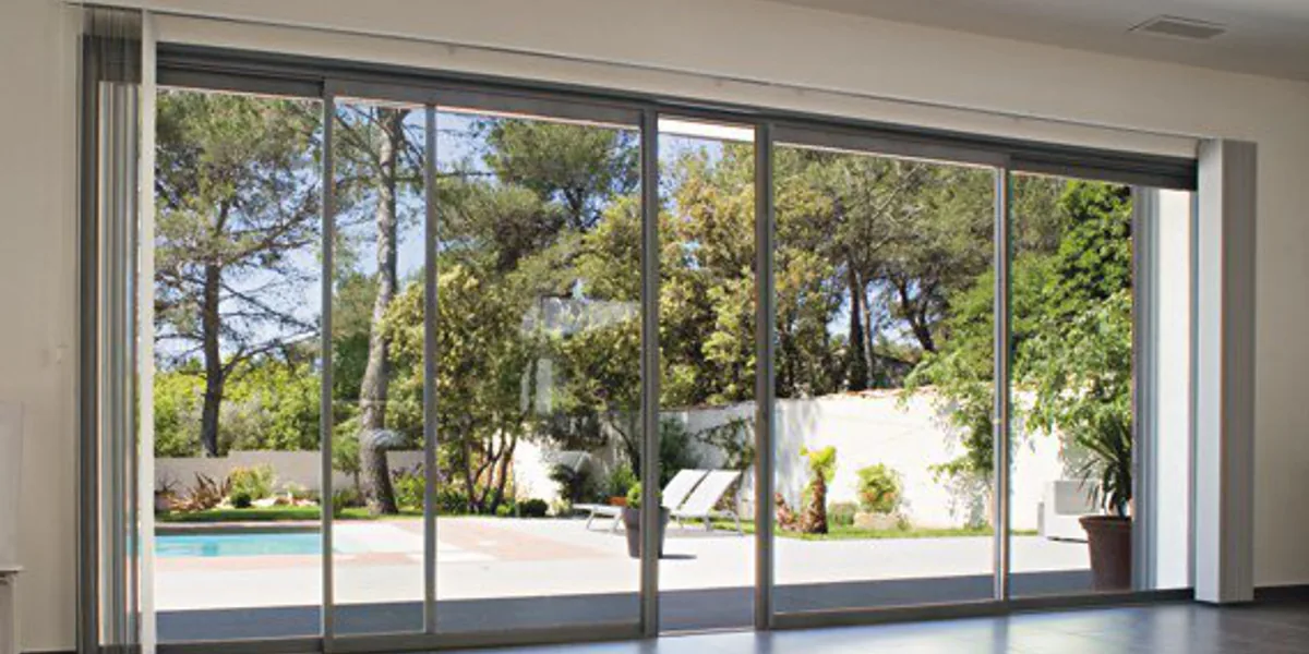 Coulissant à galandage aluminium 4 vantaux ouvert sur une terrasse et une piscine