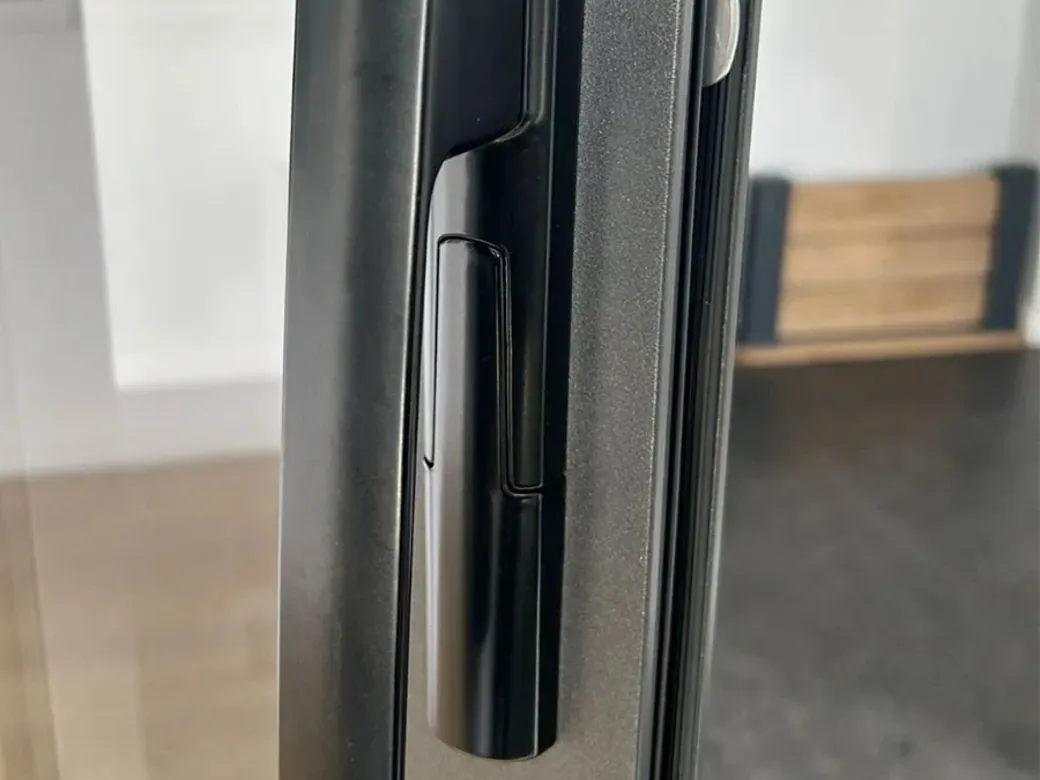 Poignée Sarena noire sur un vantail de coulissant à galandage aluminium