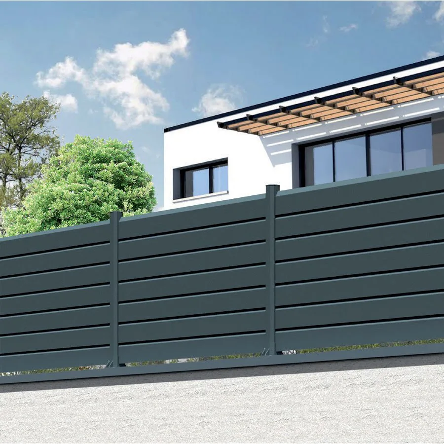 Clôture brise vue aluminium grise de grande hauteur devant une maison contemporaine avec pergola bois