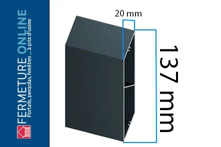 Croquis coté de la lame brise vue aluminium : 137 mm de hauteur sur 20 mm de largeur, à arête supérieure inclinée