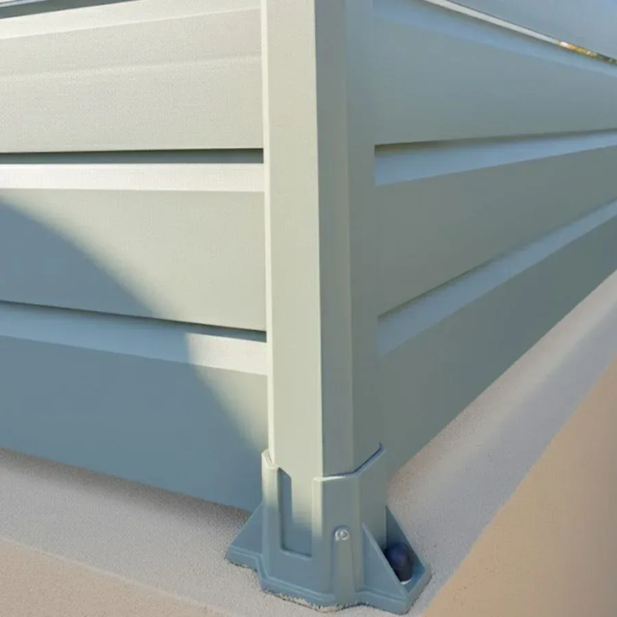 Angle d'une clôture brise vue aluminium vert pâle RAL 6021 avec son poteau et sa platine au sol