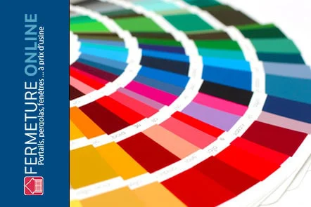 Nuancier RAL déployé en éventail pour le choix de couleur d'une clôture aluminium