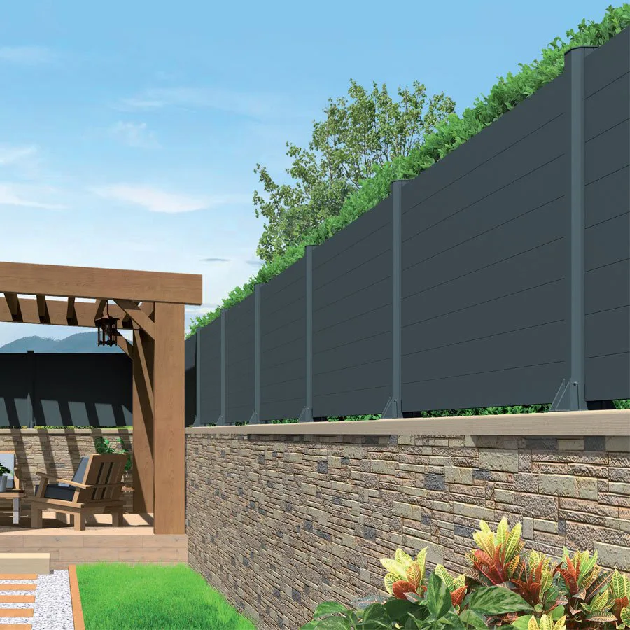 Clôture aluminium anthracite posée en redans sur un terrain en pente, le long d'une terrasse