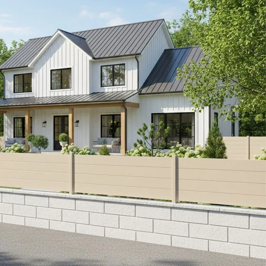 Clôture aluminium beige à grandes lames pleines sur un muret, devant une maison contemporaine blanche et bois