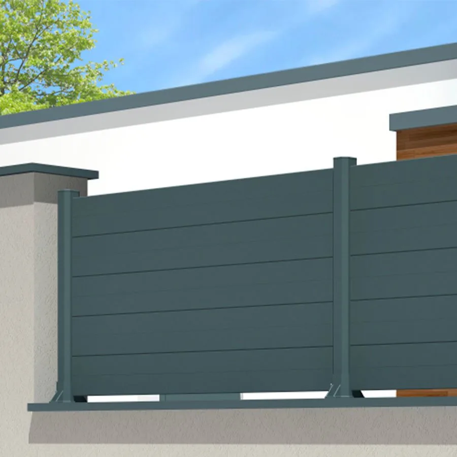 Clôture aluminium anthracite à grandes lames pleines posée sur un muret, deux poteaux visibles