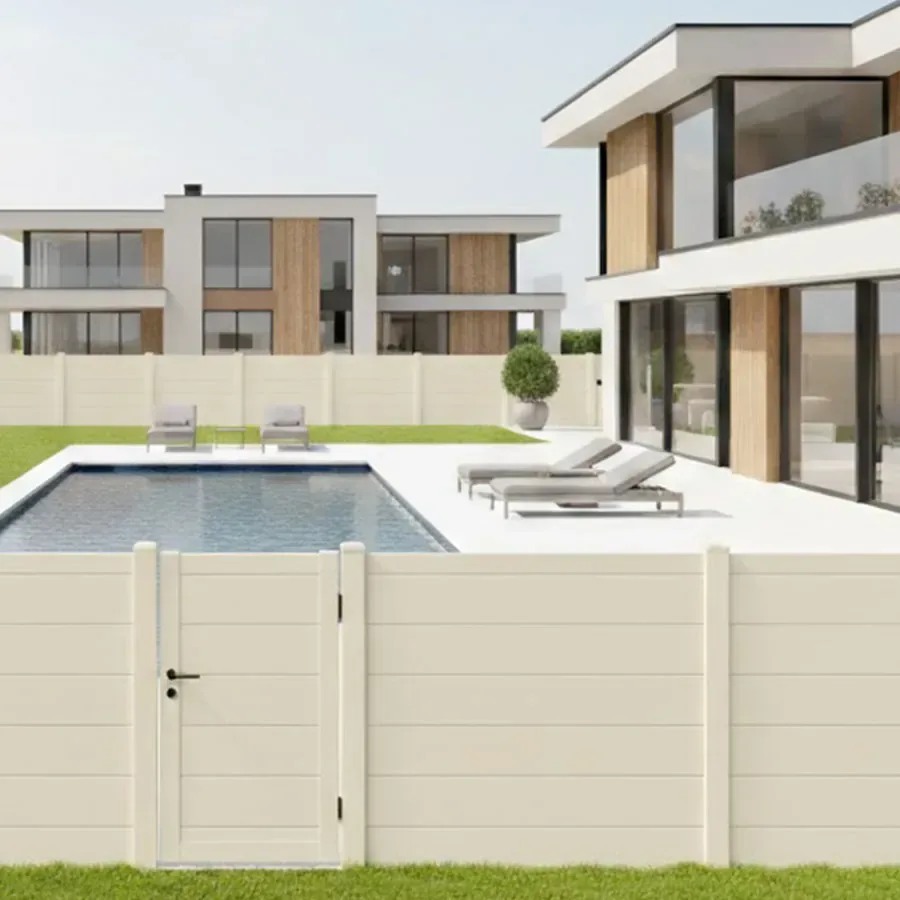 Clôture aluminium beige à grandes lames pleines et son portillon assorti au bord d'une piscine