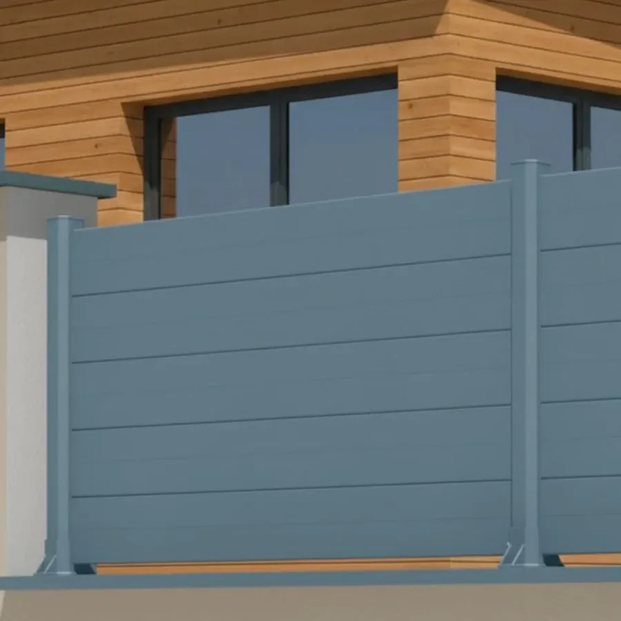 Clôture aluminium bleu gris à grandes lames pleines devant un bardage bois