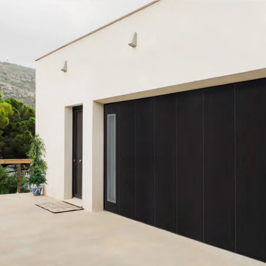 Porte de garage à enroulement latéral vue de biais montrant toute la largeur de l'ouverture