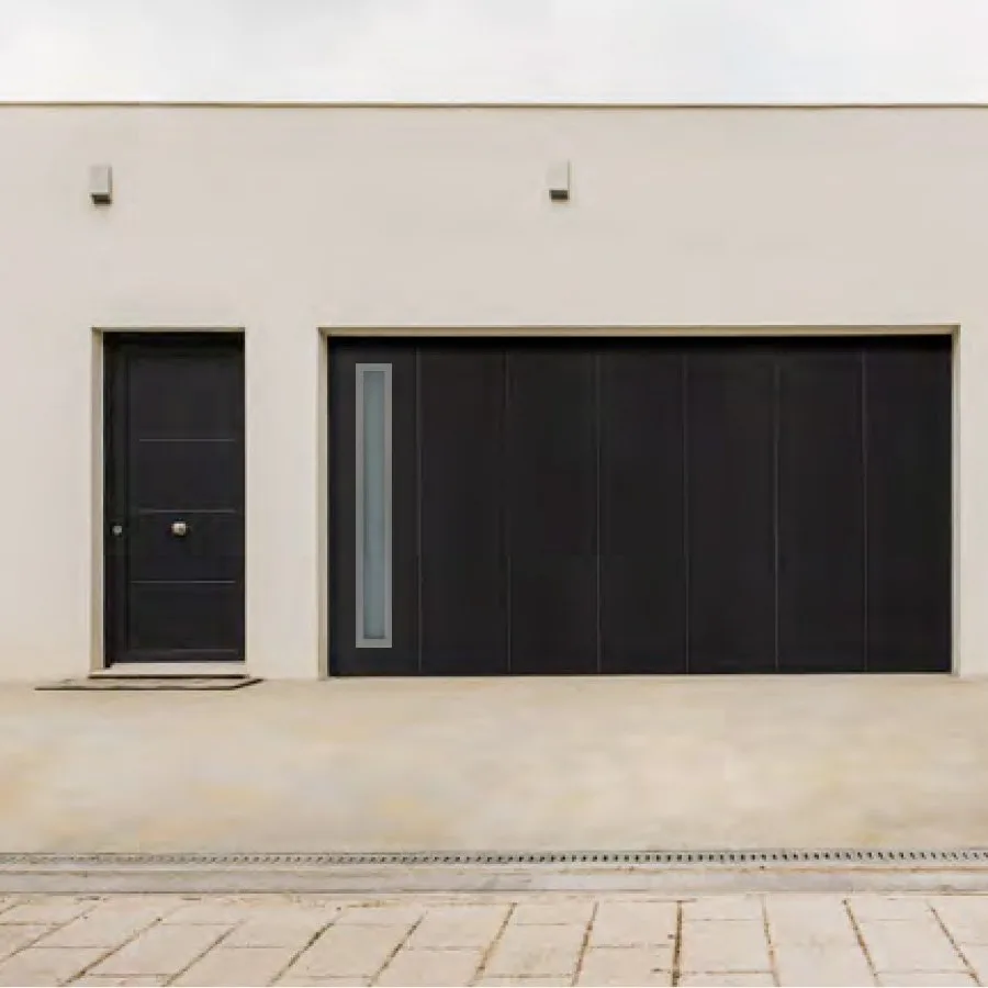 Porte de garage à enroulement latéral noire sur une façade beige, vue de face depuis la rue