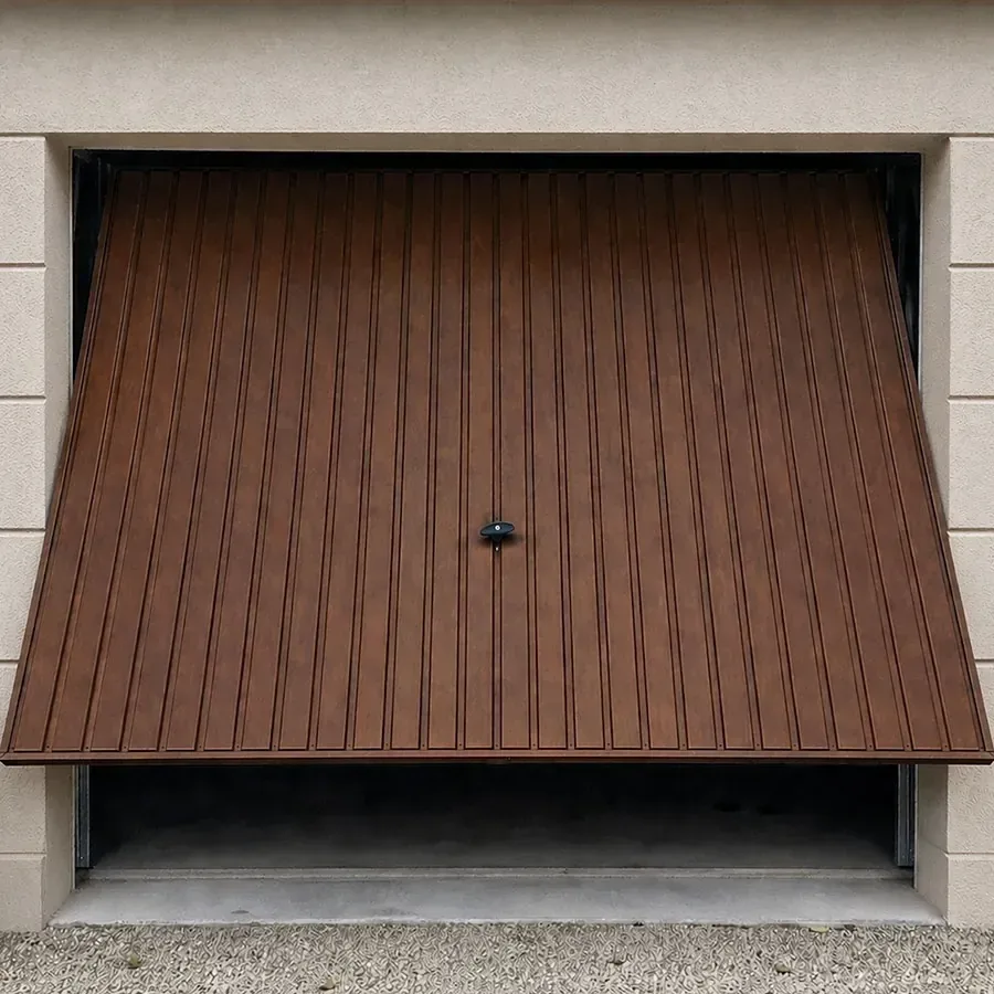 Porte de garage basculante en bois foncé sur façade en crépi moderne, vue extérieure