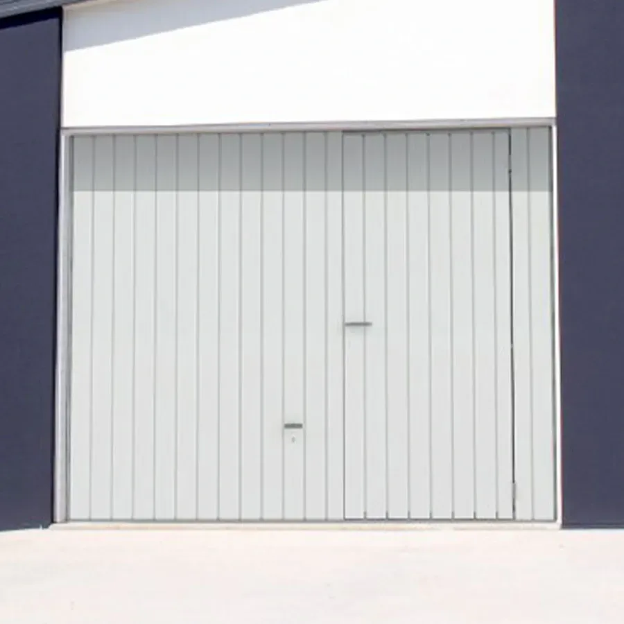 Porte de garage basculante avec portillon intégré, vue de face