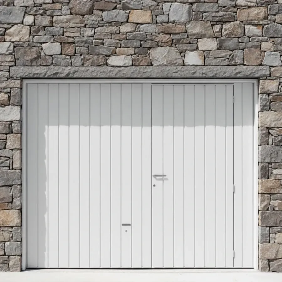 Porte de garage basculante blanche avec portillon intégré, encadrement en pierre