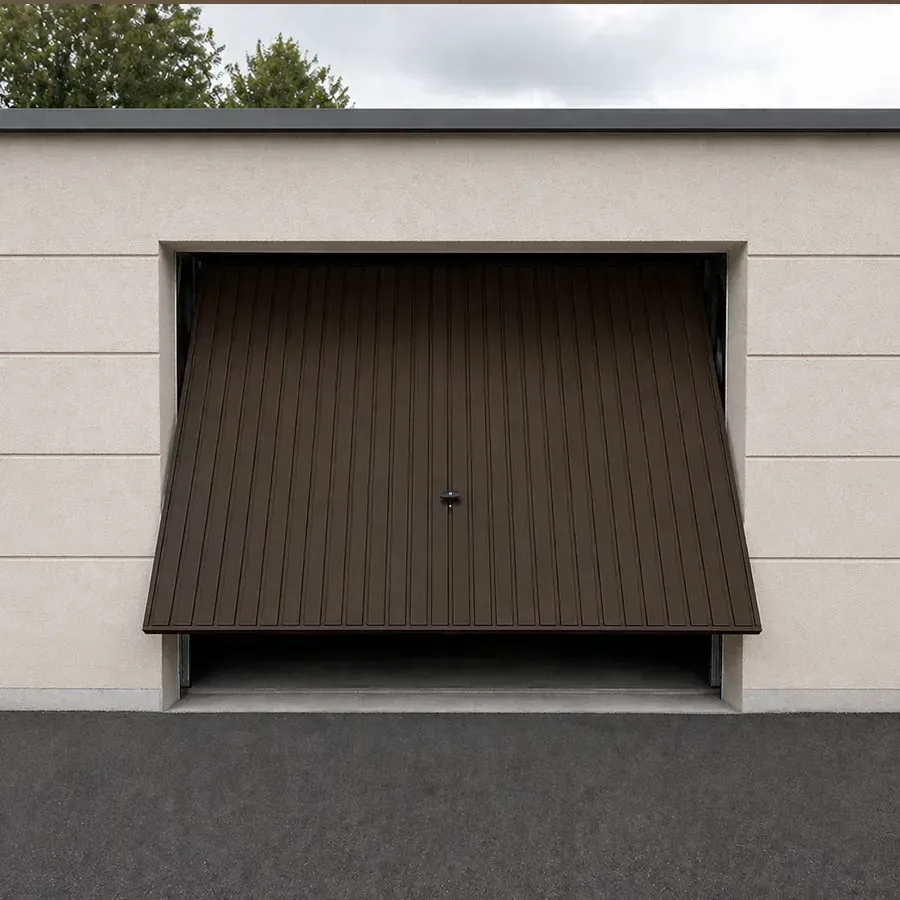 Porte de garage basculante RAL 8014 en bois foncé sur façade en crépi, vue extérieure large
