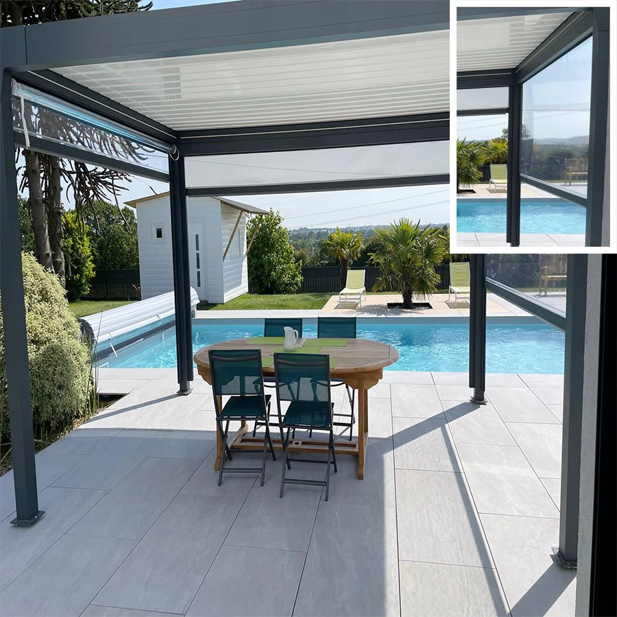 Pergola au bord d'une piscine fermée sur deux côtés par des stores à toile Cristal