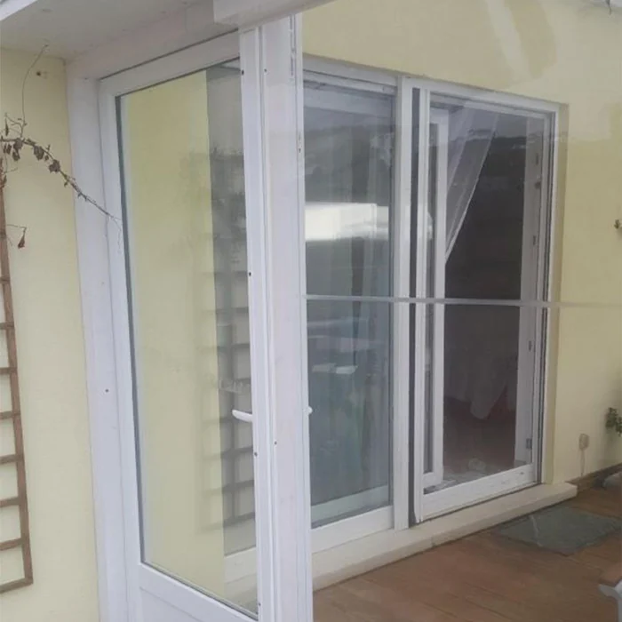 Store à toile Cristal protégeant une porte-fenêtre du vent et de la pluie