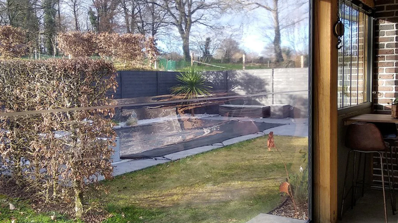 Terrasse couverte fermée par un store à toile Cristal transparente