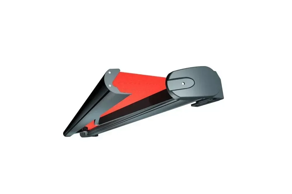 Store banne à coffre intégral 135 V2 vu de trois quarts : coffre anthracite, bras articulés, toile rouge et barre de charge