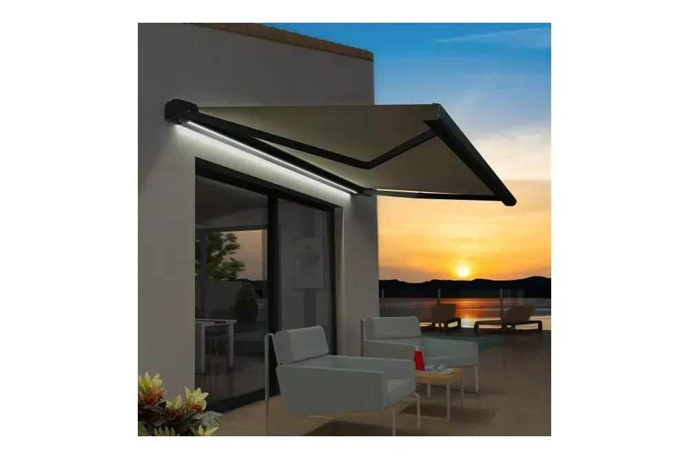Store banne à coffre avec ruban LED allumé sous le coffre, terrasse éclairée au crépuscule
