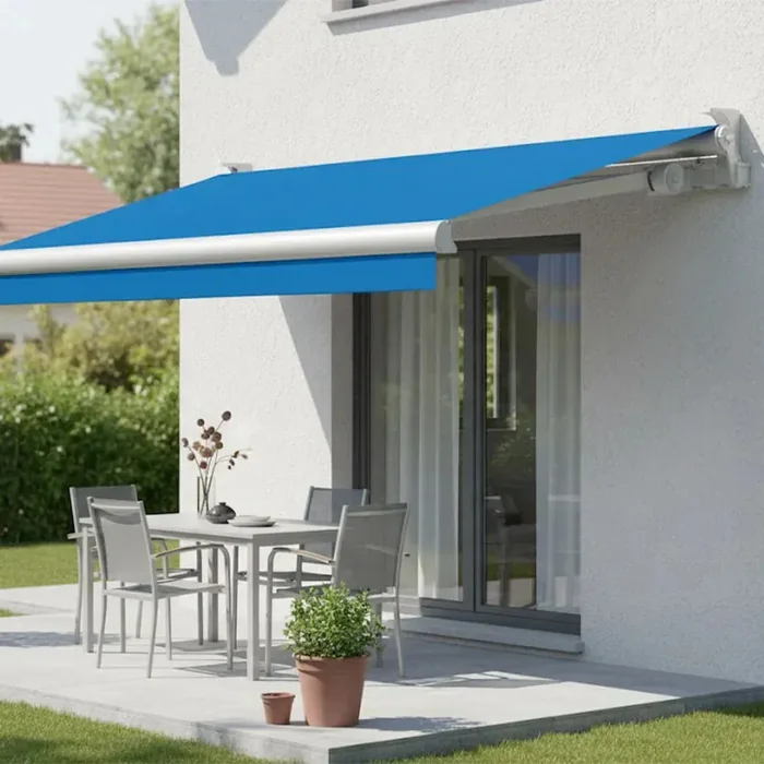 Store banne 2 bras bleu sur une maison contemporaine blanche
