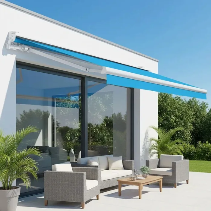 Store banne Maxi Design 2 bras bleu déployé au-dessus d'une terrasse, cache tube, bras articulé et barre de charge visibles
