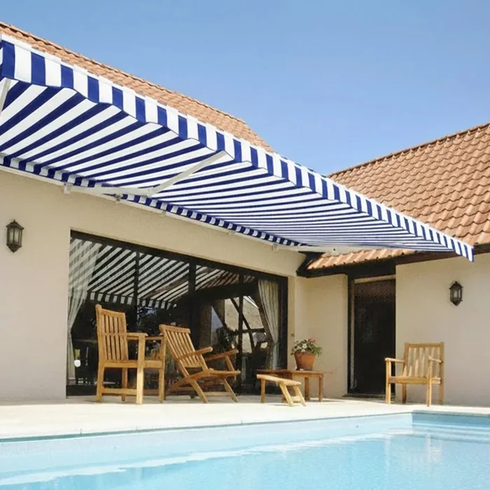 Store banne 4 bras rayé bleu et blanc au bord d'une piscine