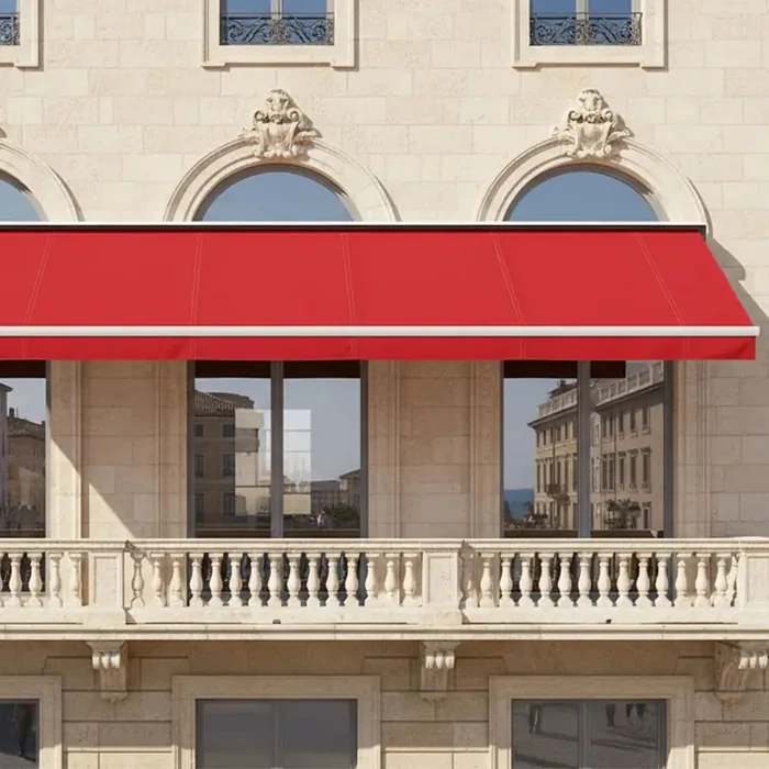 Store banne 4 bras rouge sur la façade d'un immeuble haussmannien