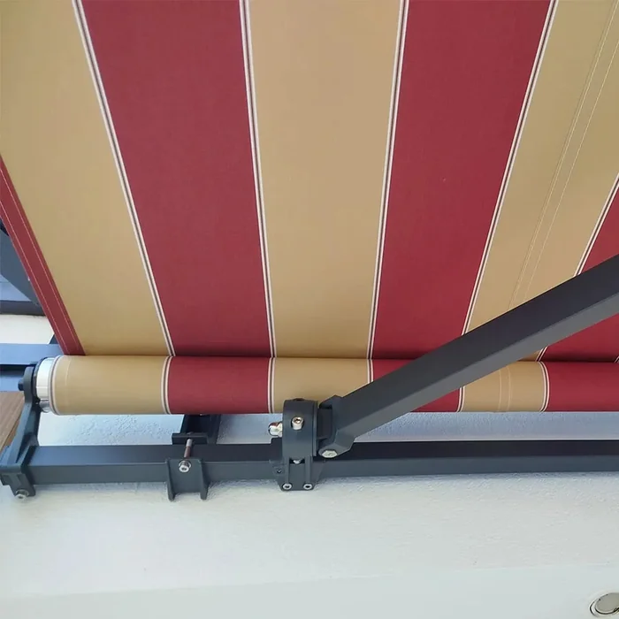 Store banne 4 bras vu de dessous : bras, barre de charge et lambrequin