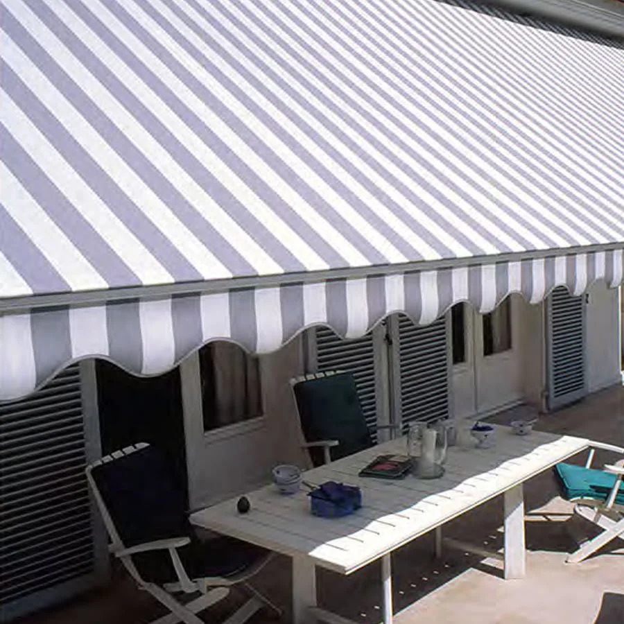 Store banne 4 bras à toile rayée déployé sur toute la longueur d'une façade