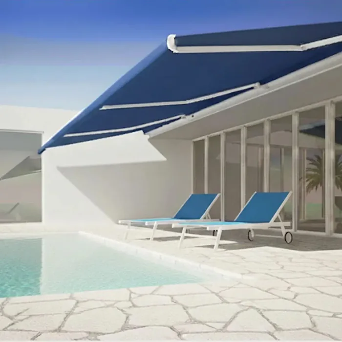 Store banne 4 bras bleu marine au-dessus d'une terrasse de piscine