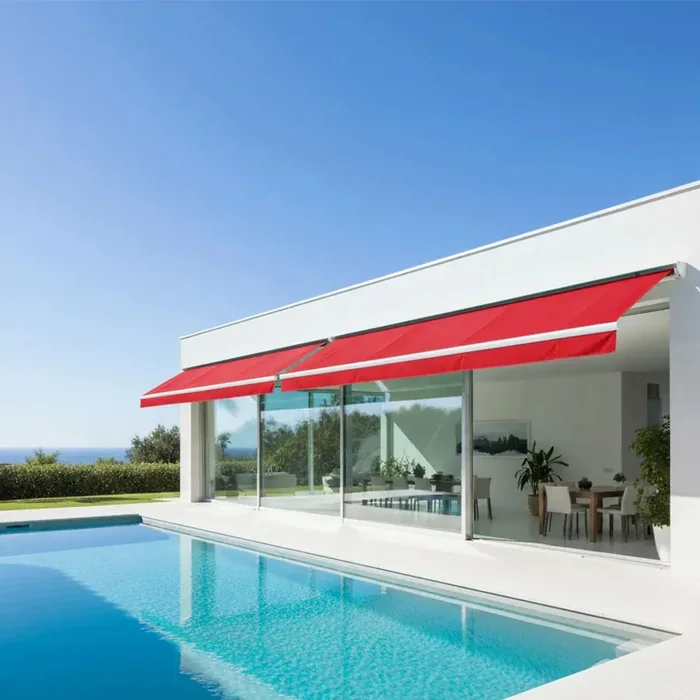 Store banne 4 bras rouge sur une villa contemporaine