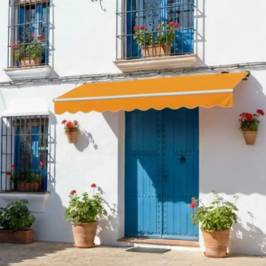 Store banne traditionnel orange avec son lambrequin sur une façade méditerranéenne