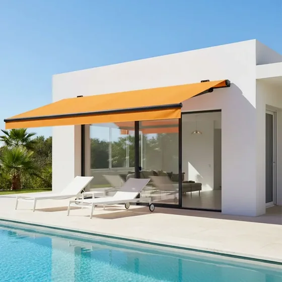 Store banne traditionnel jaune sur une villa contemporaine