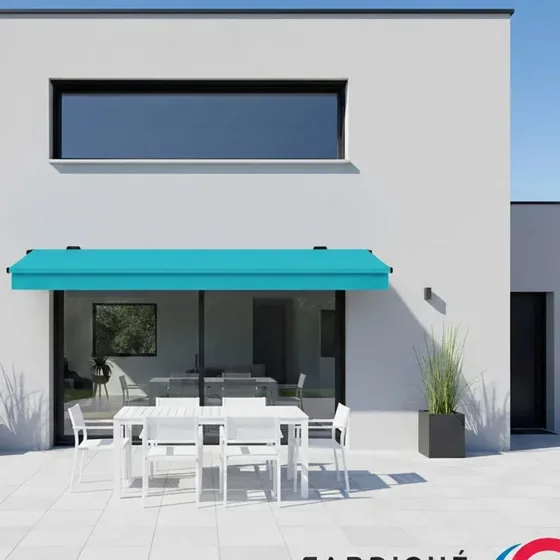 Store banne traditionnel turquoise sur une terrasse contemporaine