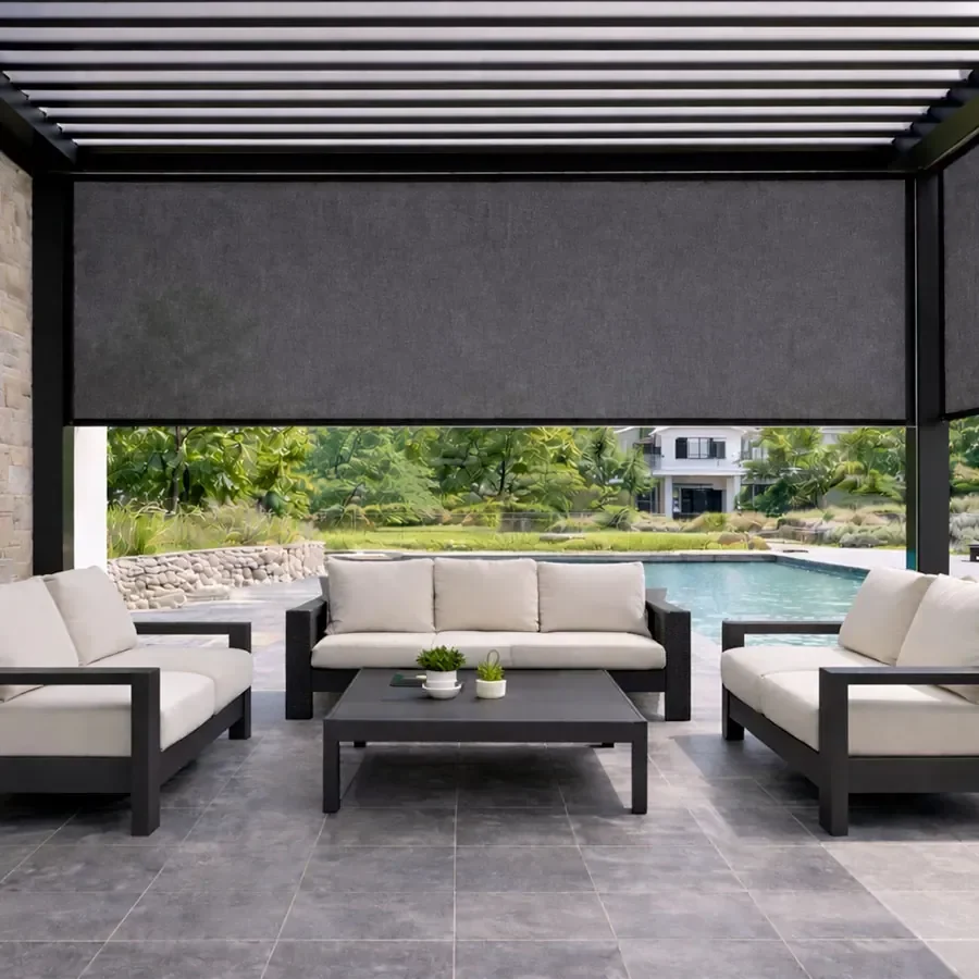 Vue intérieure d'une pergola aluminium avec store vertical Soltis 92 Anthracite 2047 donnant sur une piscine