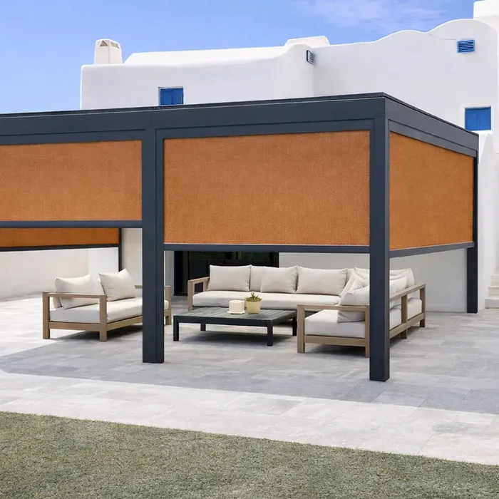 Pergola aluminium anthracite avec stores à toile Soltis 92 Cuivre 50274 devant une villa blanche