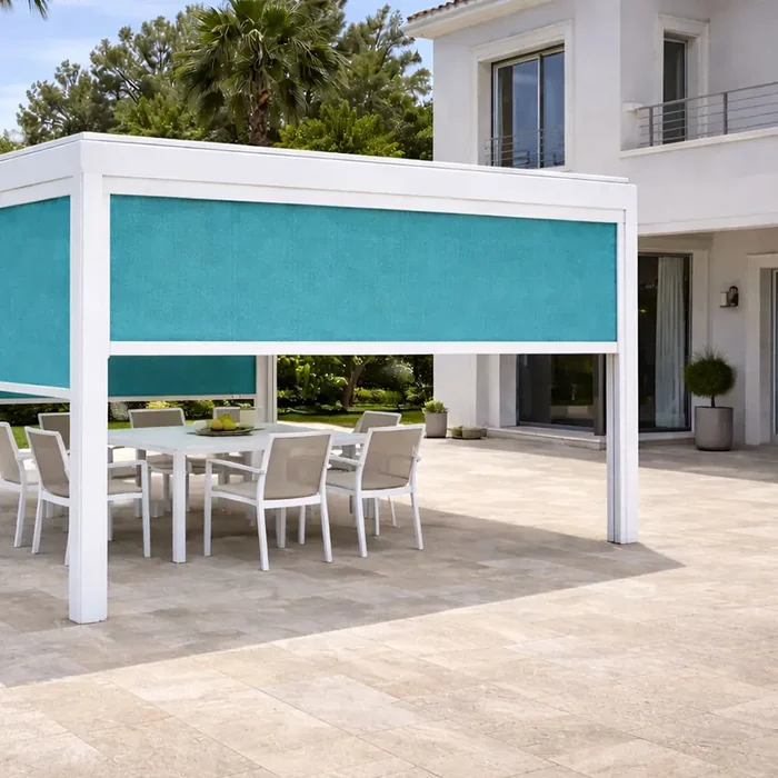 Pergola aluminium RAL 9016 mat avec stores à toile Soltis 92 Lagon 2160 sur une terrasse de villa