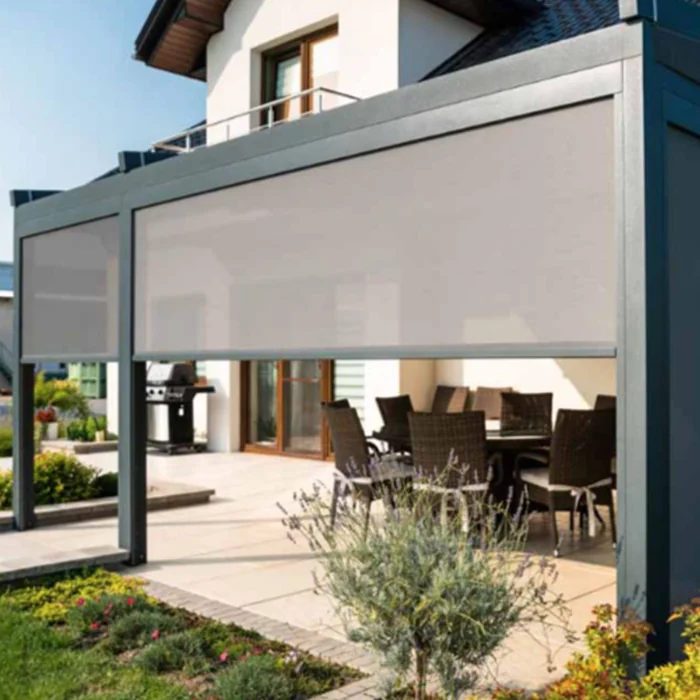 Store vertical pour pergola sur mesure à toile claire, terrasse et jardin