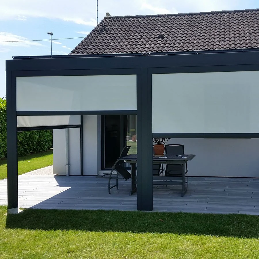 Pergola aluminium anthracite équipée de stores verticaux Soltis 92 sur deux côtés