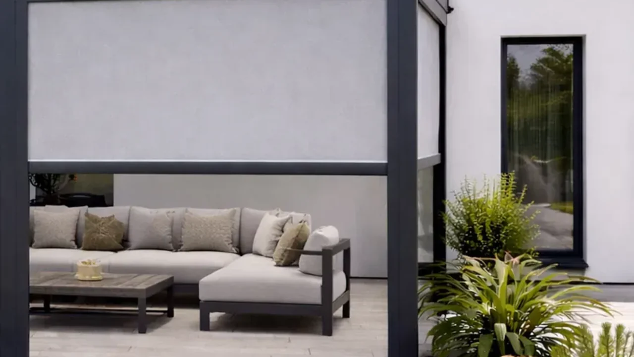 Pergola aluminium anthracite équipée d'un store vertical à toile Soltis