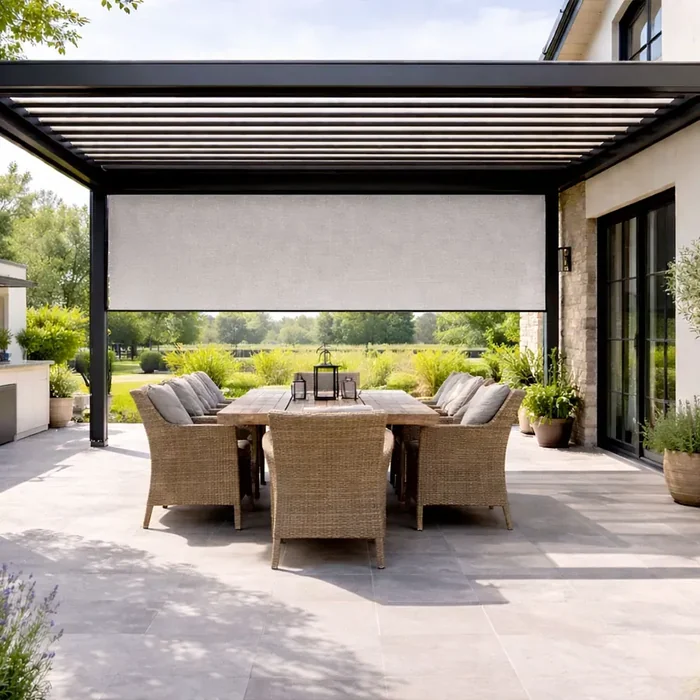 Store vertical à toile Serge Ferrari Soltis 92 Béton 2167 sous une pergola bioclimatique