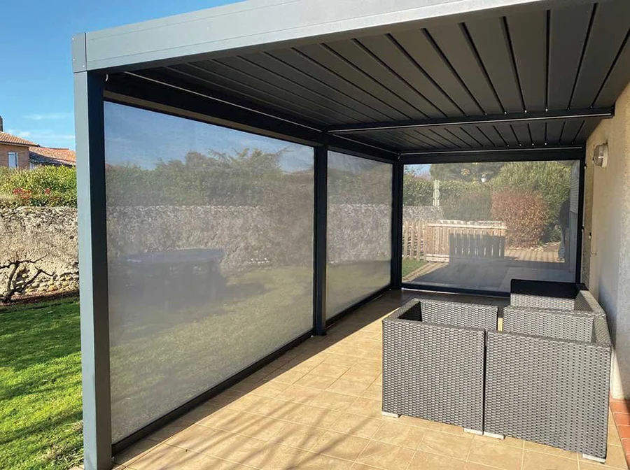 Pergola aluminium équipée de stores verticaux Soltis sur plusieurs côtés, vue depuis le jardin