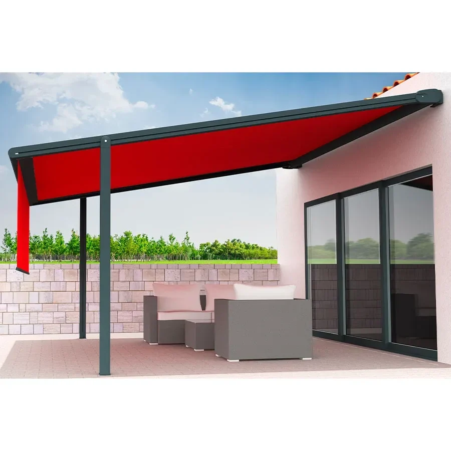 Store pergola 135 à toile rouge vu de trois quarts, coffre mural et pieds sur une terrasse