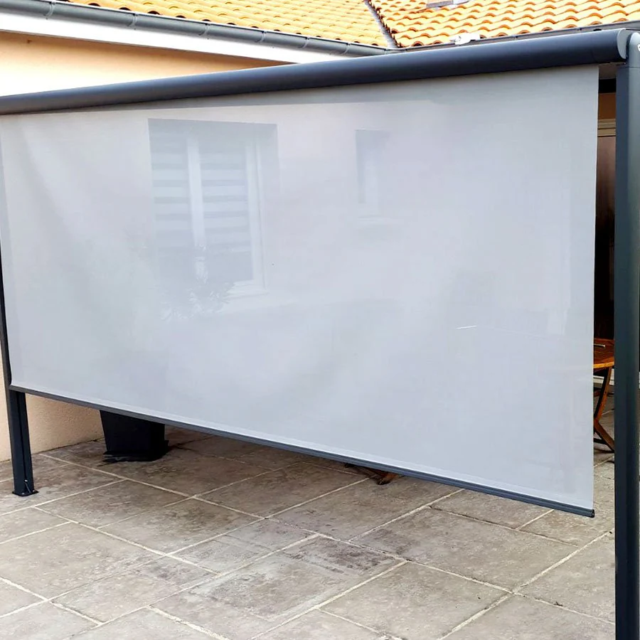 Lambrequin vertical blanc déployé sur le store pergola 135, vu depuis la terrasse